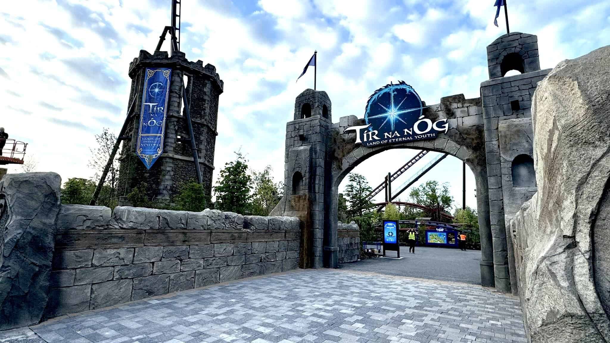 tir na nog outdoor branding at the entrance of Emerald Park